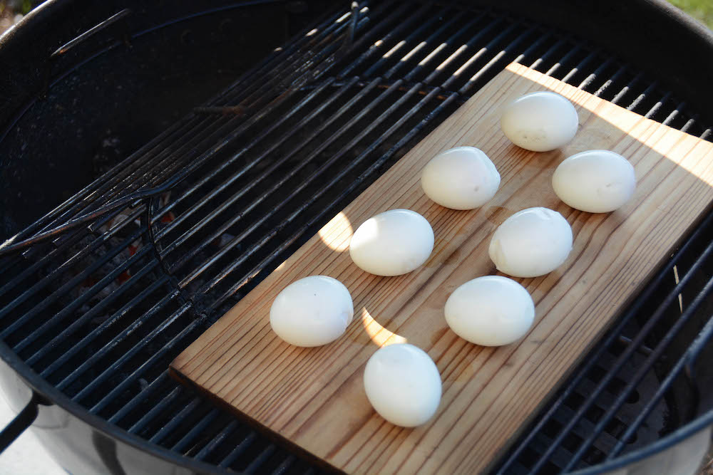 Mit der indirekten Methode die Smoked Deviled Eggs / Teufelseier smoken. 