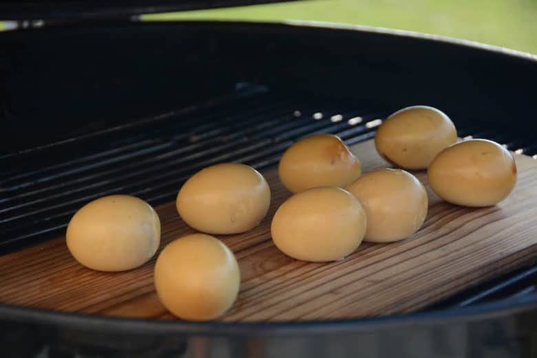 Plank Grilling – Grillen mit dem Räucherbrett - smoked eggs vom grill 10 - 9