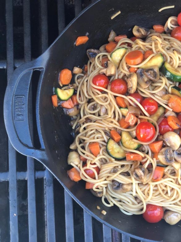 Leckerer WOK auf dem Genesis II  im Gourmet Barbecue System 