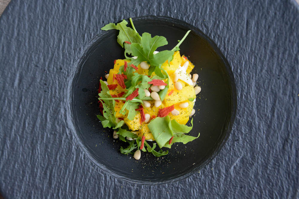 Avocado Mango Mozzarella Tartar frisch serviert 