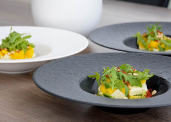 Avocado Mango Mozzarella Tartare serviert