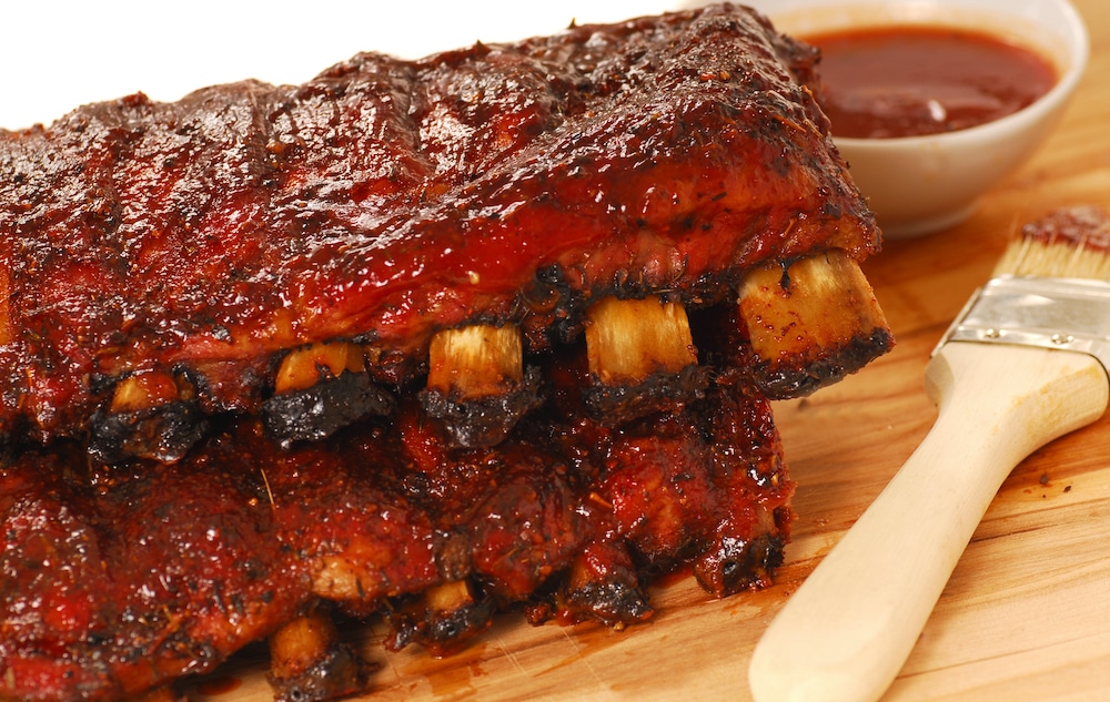 Ribs mit einem Finishing glasiert, fertig zum Servieren