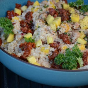 Erfrischender Mango Couscous Salat mit Kichererbsen und getrockneten Tomaten