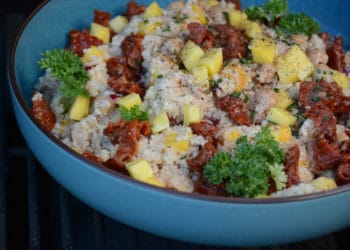 Erfrischender Mango Couscous Salat mit Kichererbsen und getrockneten Tomaten