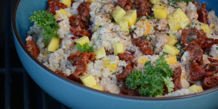 Erfrischender Mango Couscous Salat mit Kichererbsen und getrockneten Tomaten