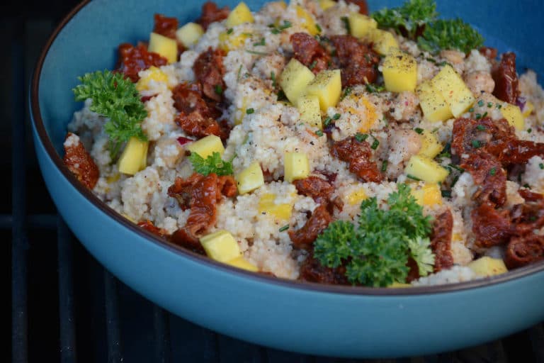 Erfrischender Mango Couscous Salat mit Kichererbsen und getrockneten Tomaten