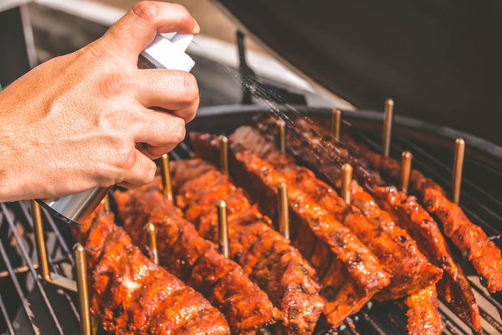 Mit der Sprühflasche bzw. einem Zerstäuber die Ribs / Ripperl  zusätzlich marinieren