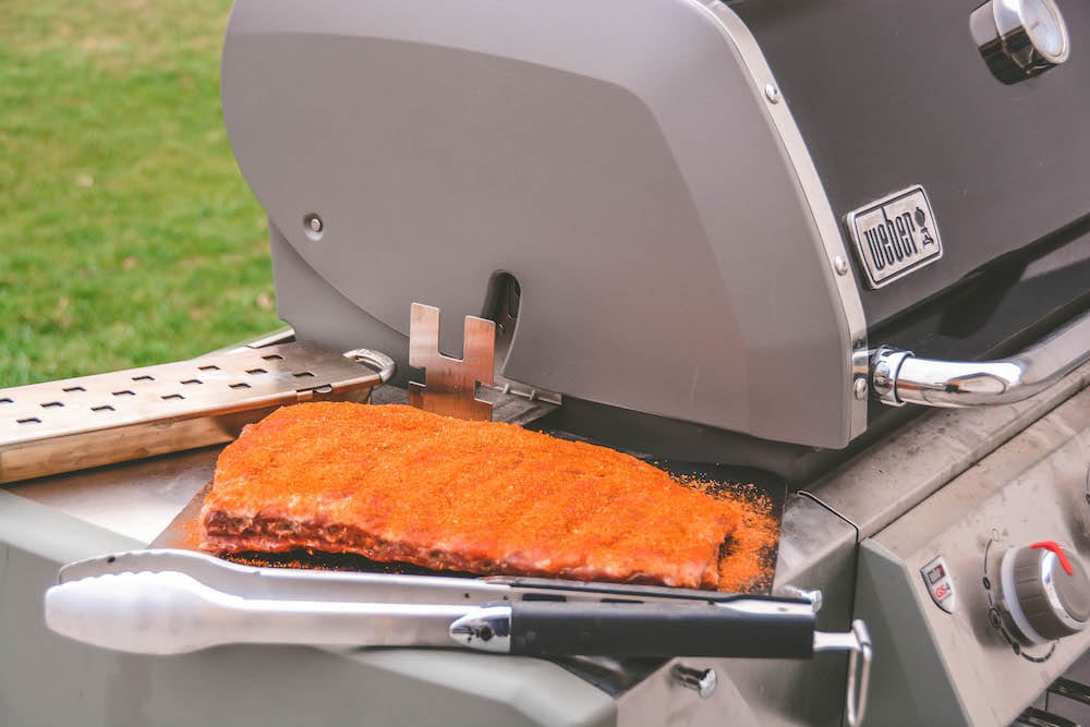 Ribs / Ripperl im Gasgrill zubereiten mit der Räucherbox