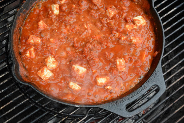 Die Sauce für ein leckeres Shakshuka einkochen lassen