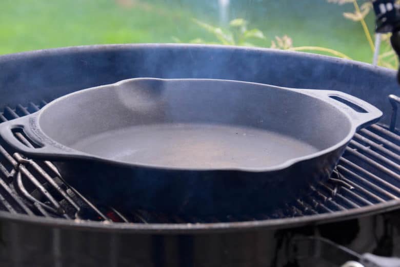 Die Feuerpfanne / Dutch Oven für das Shakshuka erhitzen