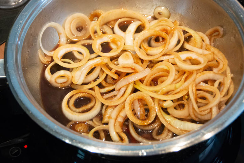 Balsamico Zwiebel beim Einreduzieren