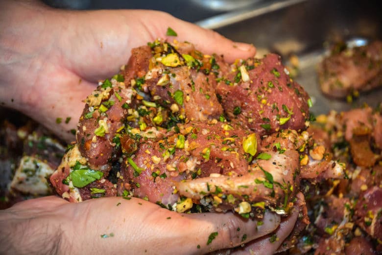 Fleisch mit Nüssen & Trockenfrüchten mariniert für selbstgemachte Bratwürstel vom Grill 