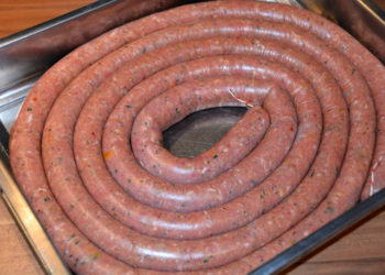 selbstgemachte Bratwurst in der Verarbeitung