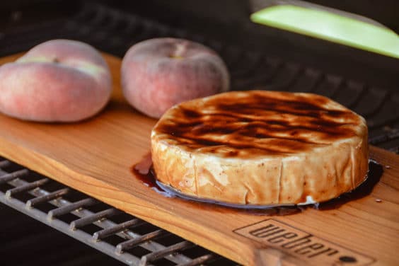 Camembert auf der Holzplanke räuchern