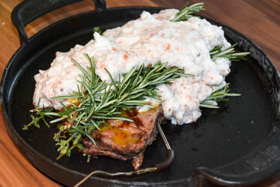 Entrecote in der Salzkruste auf Kerntemperatur ziehen