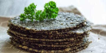 Crunchy Parmesan Chips als Burger Topping - parmesan chips schwarz 05 Kopie - 35 Parmesan Chips als Burger Topping
