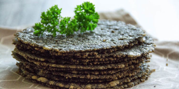 Crunchy Parmesan Chips als Burger Topping - parmesan chips schwarz 05 Kopie - 1 Parmesan Chips als Burger Topping