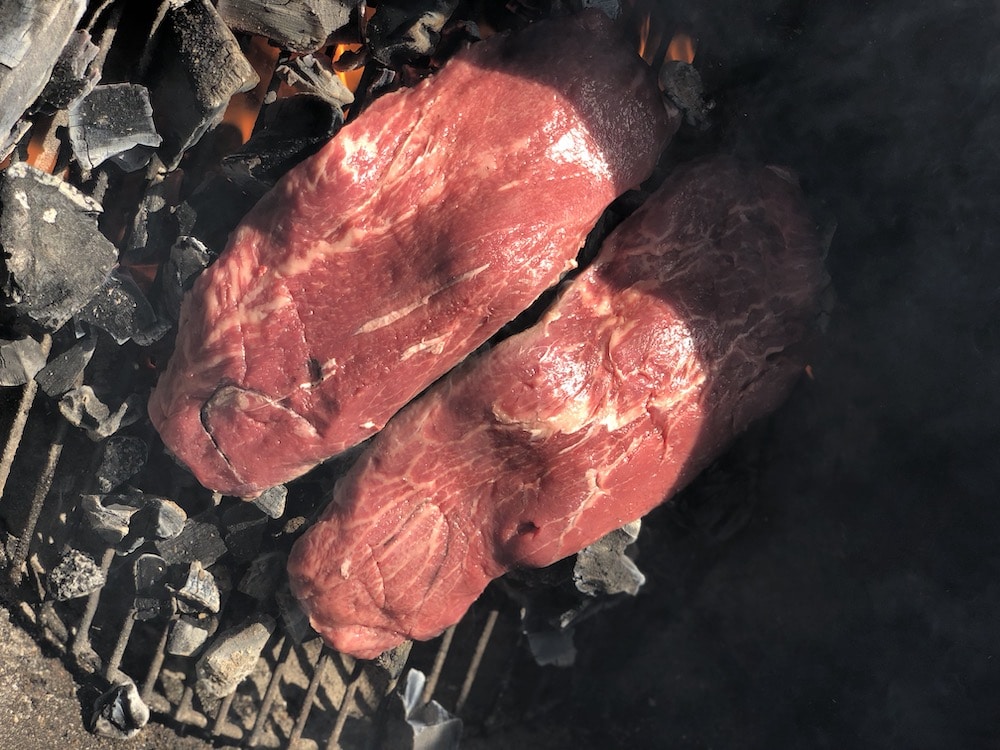 Steak im Caveman Style zubereitet - eine der ursprünglichsten Grillmethoden