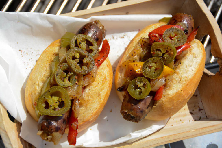 Beer Brats aus der Feuerpfanne servierfertig