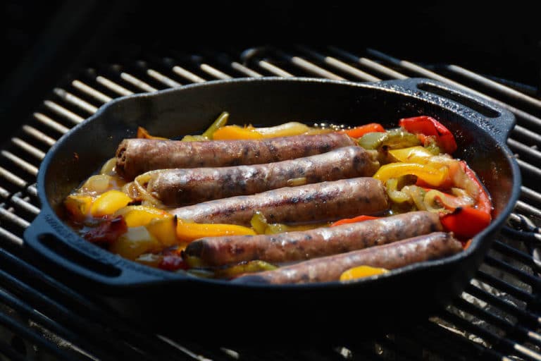 Beer Brats während dem Garvorgang in der Feuerpfanne