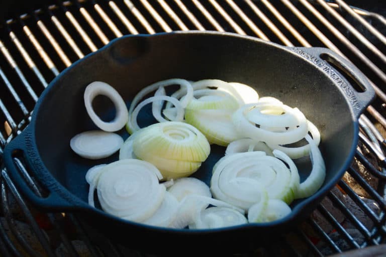 Zwiebel anrösten in der Feuerpfanne