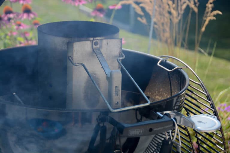 Grill anfeuern für die Zubereitung der Beer Brats