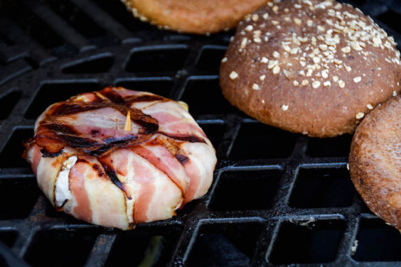 Camembert im Speckmantel direkt am Grillrost