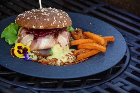 Camembert Burger vom Grill mit Preiselbeeren und Süßkartoffelpommes