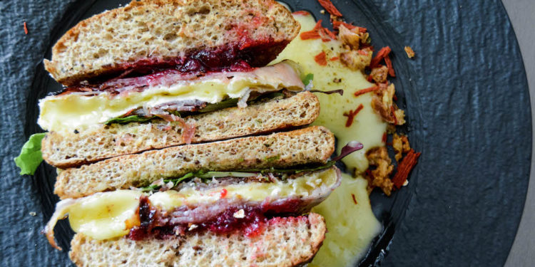 Cremiger Camembert Burger mit Preiselbeeren vom Grill - camembert burger grill 08 - 1 Camembert Burger vom Grill