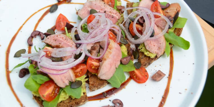 Cuscino von der Feuerplatte auf Avocadocreme - cuscino avocadocreme brot 08 - 1 Cuscino vom Ötscherblick-Schwein auf der Feuerplatte zubereitet