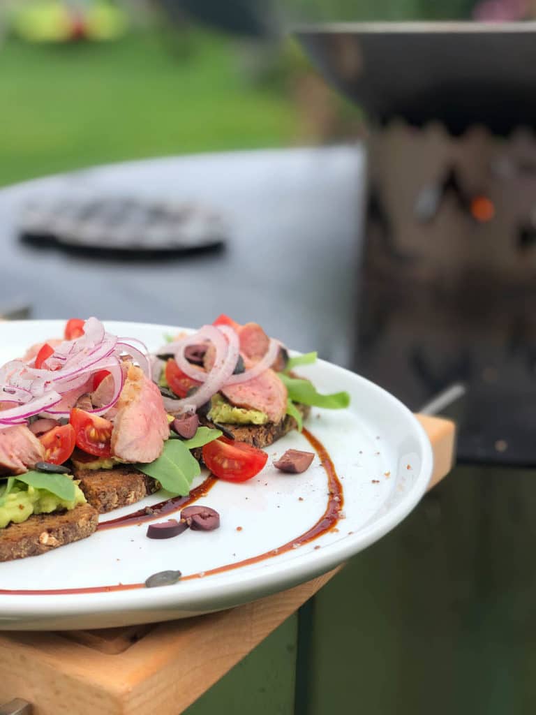 Cuscino auf Avocadocreme direkt von der Feuerplatte