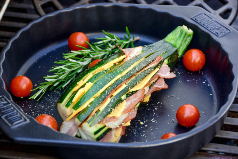 Gefüllte Fächerzucchini mit Speck und Cheddar