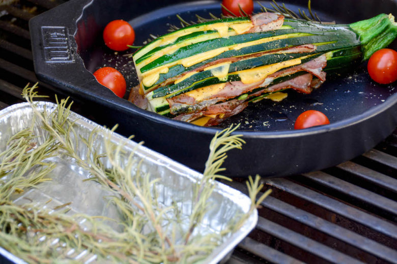 Gefüllte Fächerzucchini mit Rosmarinzweigen geräuchert