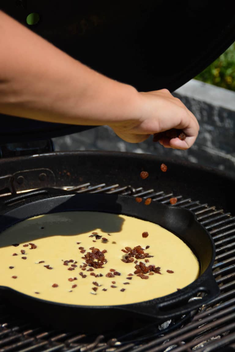 Rosinen für den Kaiserschmarren aus der Feuerpfanne