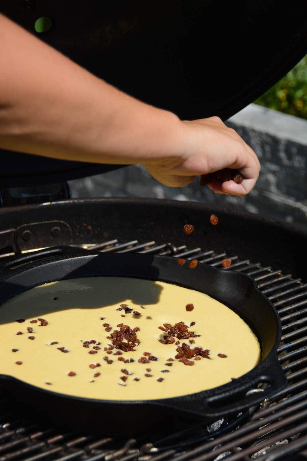 Rosinen für den Kaiserschmarren aus der Feuerpfanne