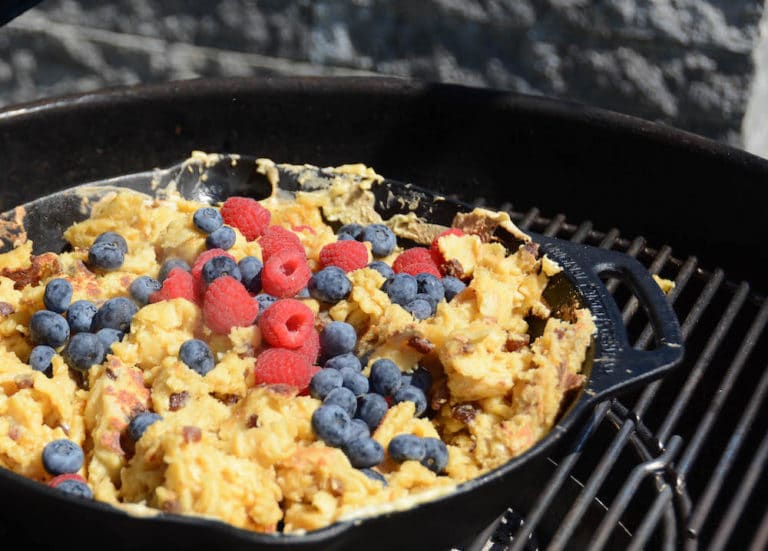 Kaiserschmarren mit frischen Beeren in der Zubereitung