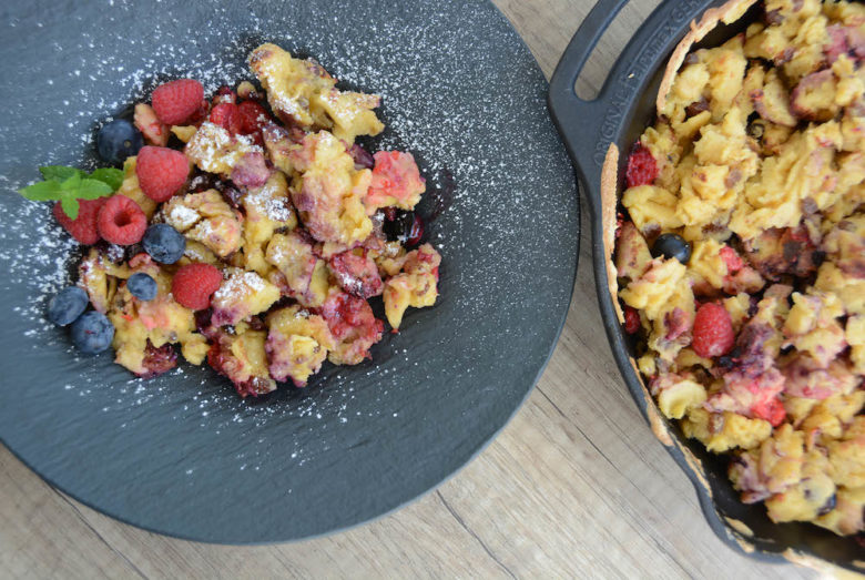 Süßer Kaiserschmarren aus der Feuerpfanne