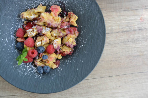 Kaiserschmarren mit Beeren aus der Feuerpfanne