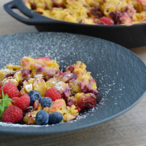 Kaiserschmarren mit Beeren aus der Feuerpfanne