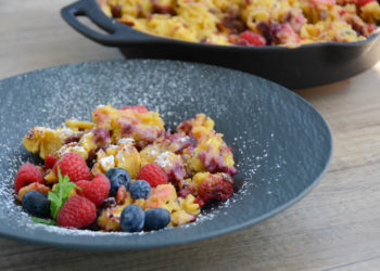 Kaiserschmarren mit Beeren aus der Feuerpfanne