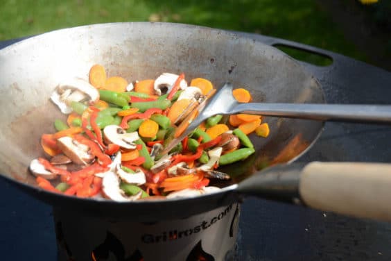 Wok Gemüse als Beilage zum Cuscino auf der Feuerplatte zubereiten