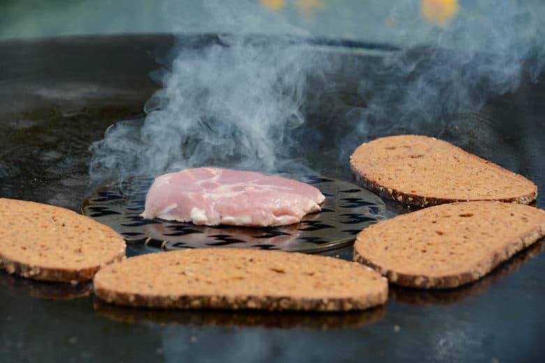 Cuscino auf der Feuerplatte grillen