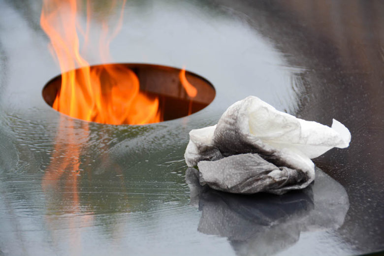 Die Feuerplatte mit Öl einbrennen