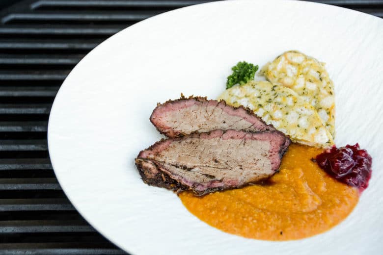 Angerichteter Yankee Pot Chuck Roast mit Semmelknödel, Sauce und Preiselbeeren