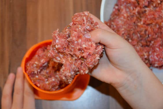 Fleischmasse für die Cevapcici in den Cevapomaker füllen