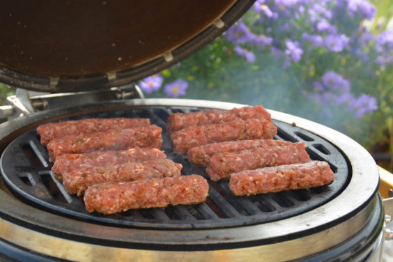 Cevapcici direkt auf den Grillrost legen