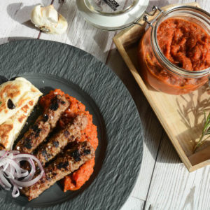 Original Cevapcici mit Alvar und Fladenbrot