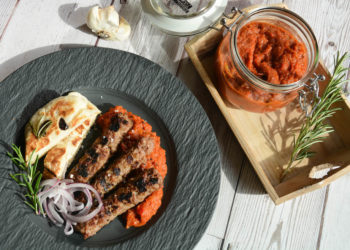 Original Cevapcici mit Alvar und Fladenbrot