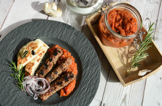 Original Cevapcici mit Alvar und Fladenbrot