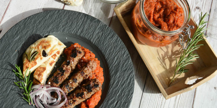 Original Cevapcici mit Alvar und Fladenbrot